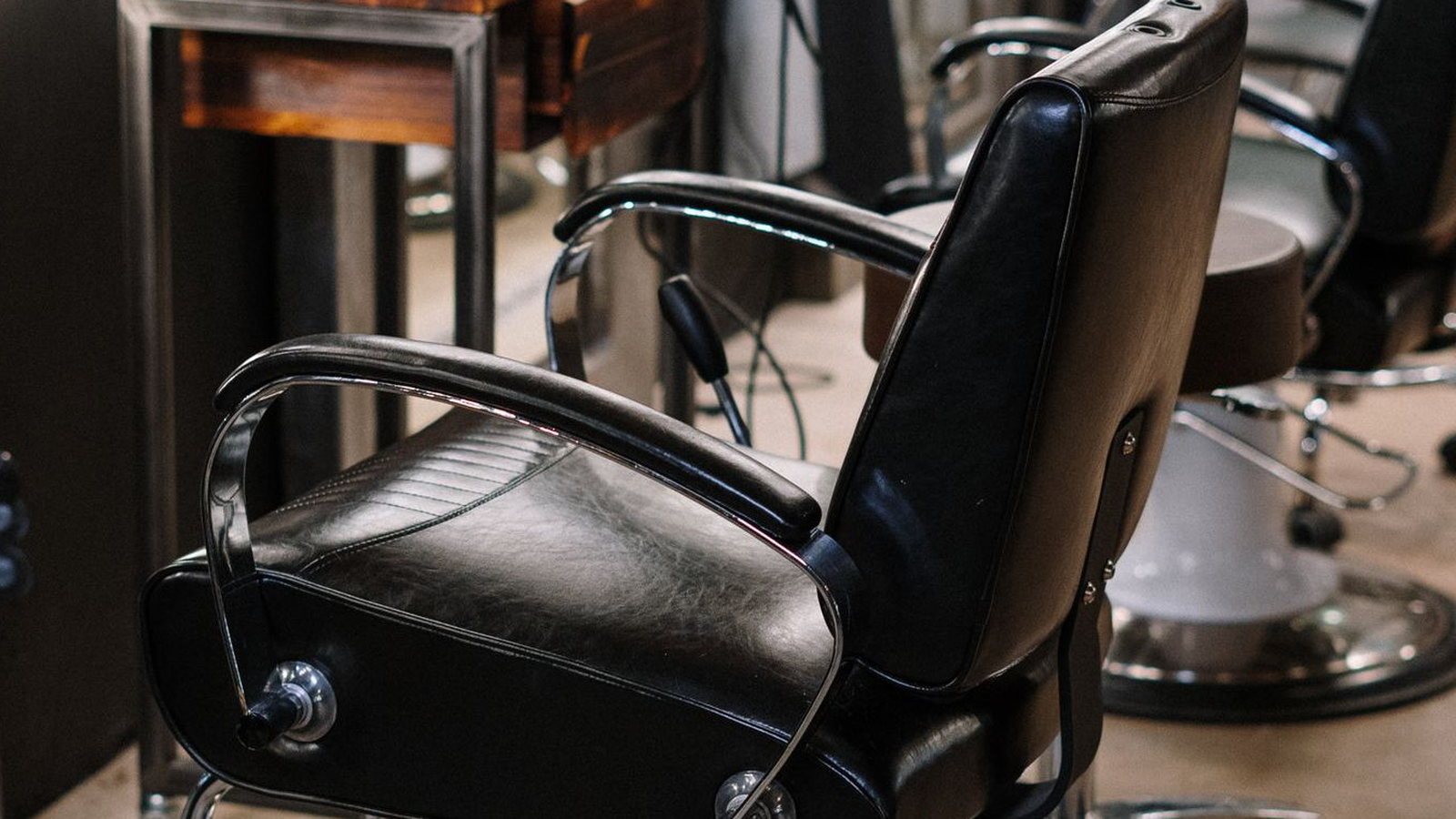 Wnętrze barbershopu Brzytwa — zdjęcie poglądowe