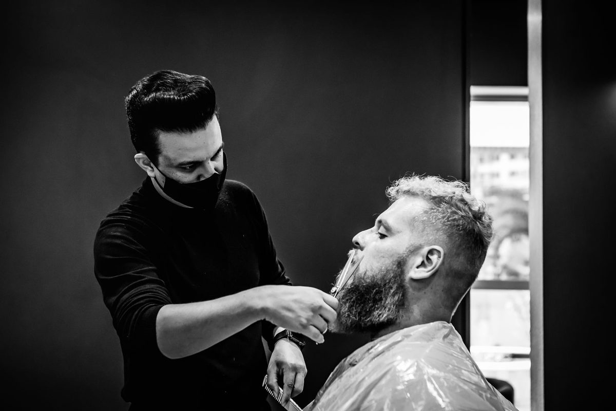 Zdjęcie poglądowe: barber modeluje brodę klienta