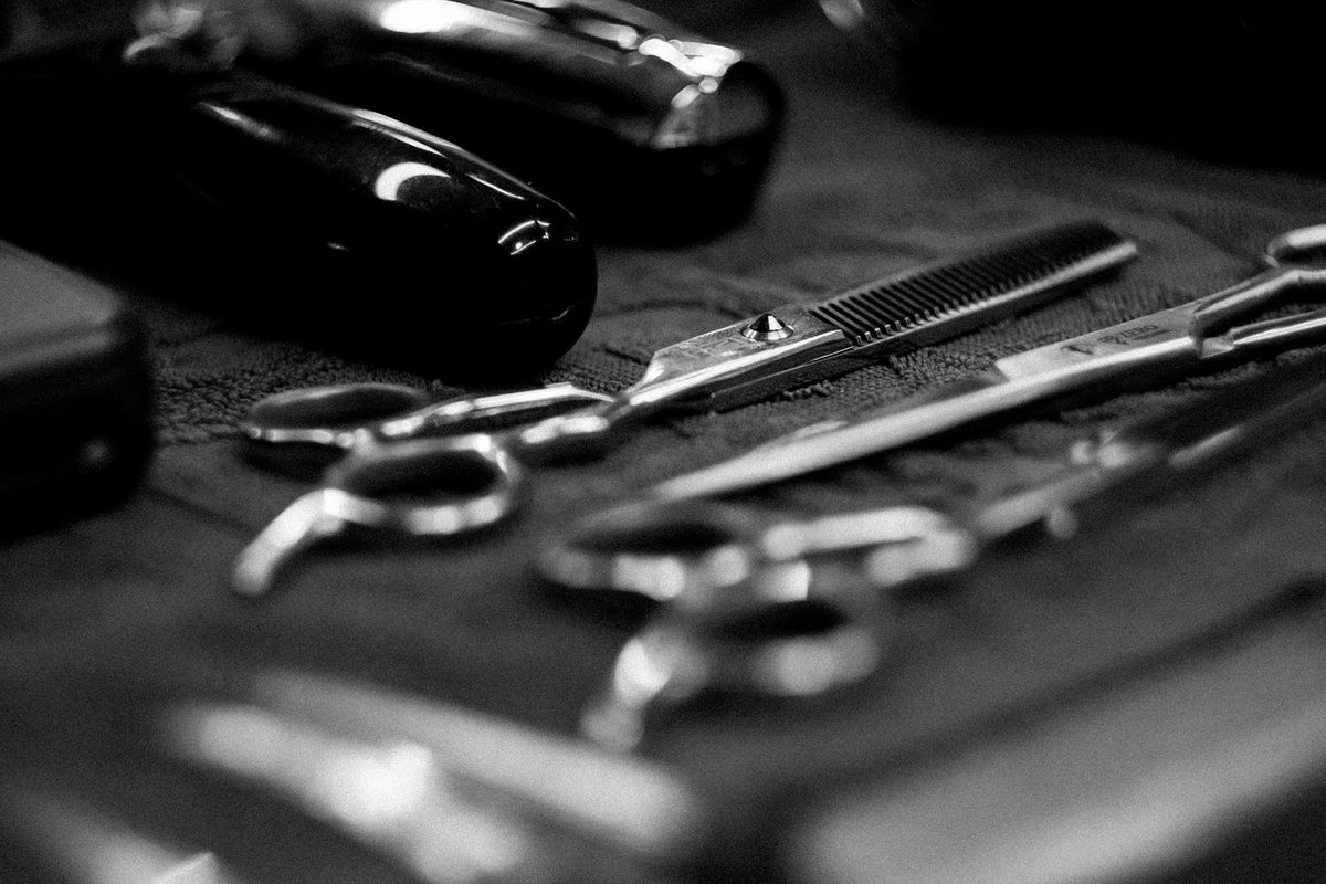 Zdjęcie poglądowe: narzędzia barberskie na ciemnym tle